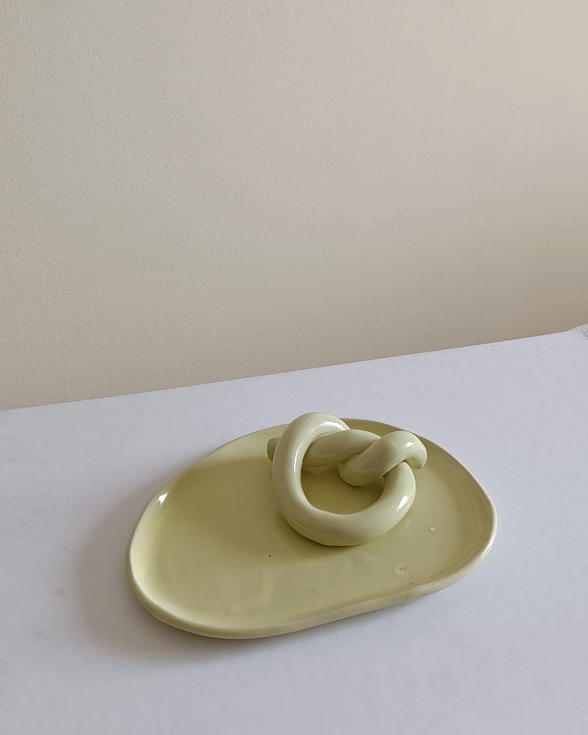 Egg Set Overhand Knot in Lemonade